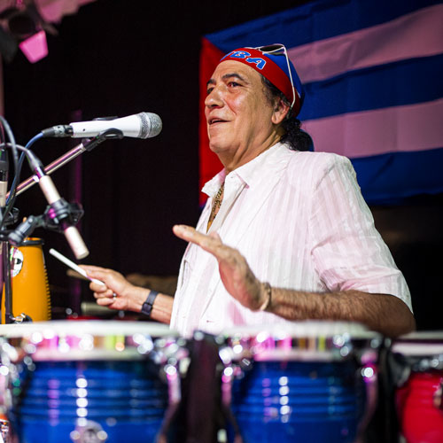 Der Percussionist Orlando Carmona García an den Congas bei einem Auftritt mit seiner Band Vientos del Caribe auf dem CubaJena Festival 2024.